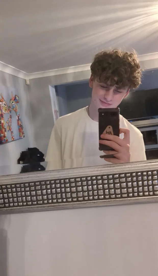 M18, looking to suck a small dick in Irlam & Cafishead area in Salford (DON'T ADD JUST TO SEND STUFF)