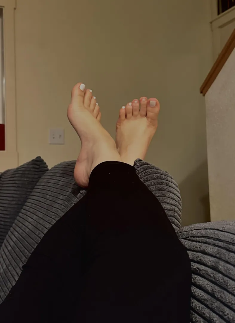 Mommy’s little milf feet need some love!