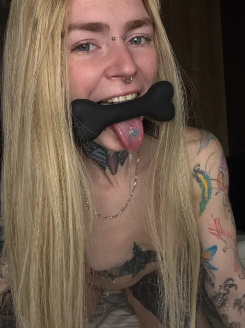 My piercing doesn't prevent me from wearing my gag with pleasure