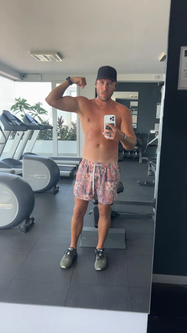 Temptation Cancun til 1/29 . Need your cock drained hmu. Bottom here I deepthroat and swallow.