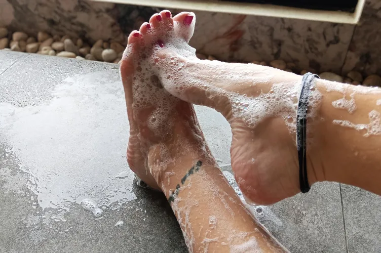 You like an arched foot with cute soapy toesies? I know I do!