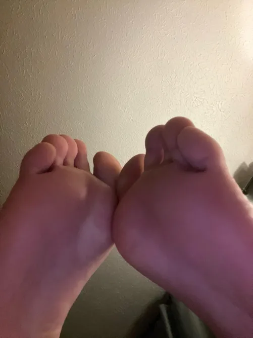 32 bi male. Horny and like showing off and chatting. Feet?