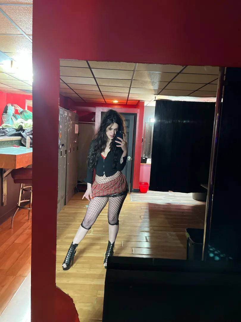 F4M I’m at the pony club in lex right now