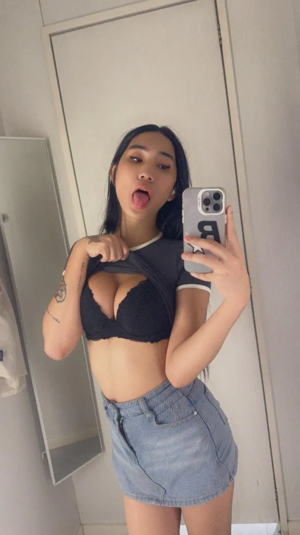 Fitting room titty pic for u babe❤️