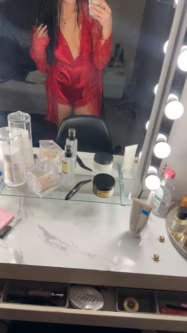 Jeg kler av meg for de første 108 som trykker på pilen ❤️