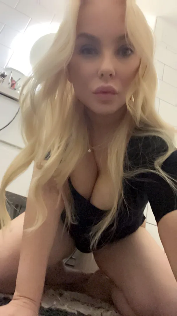 Kieli pilluun sen jälkeen tää milf pitäis nussii puhki 