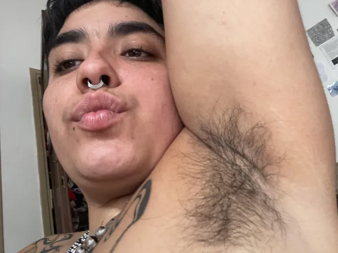 Smell my stinky hairy pits [p]
