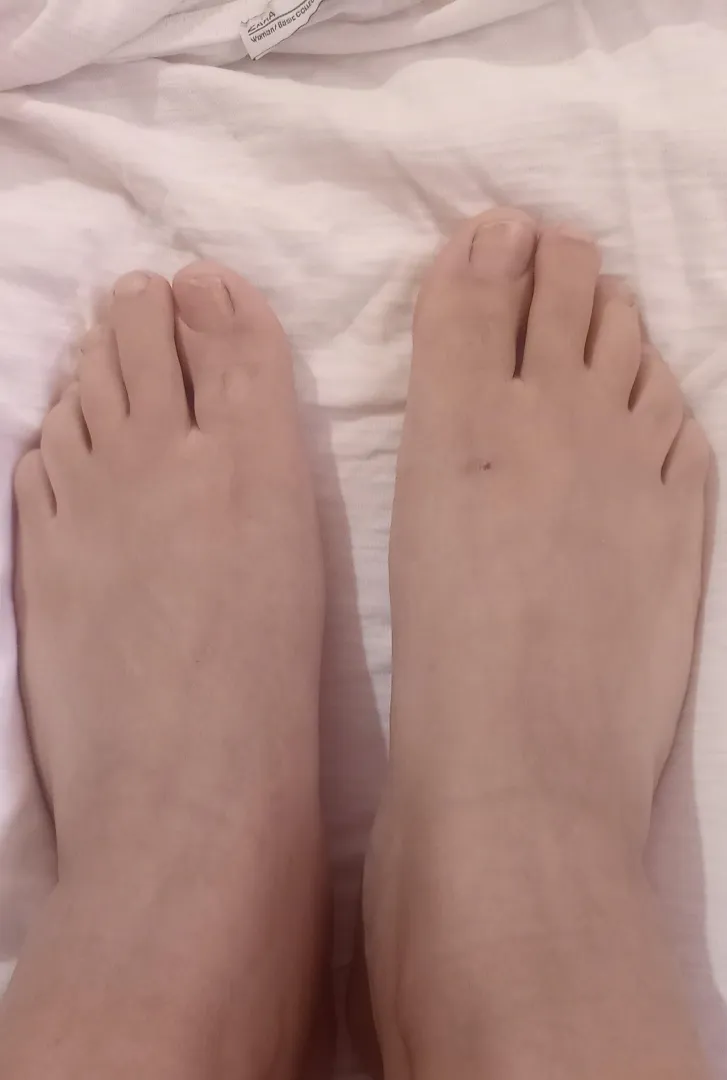 Soft natural feet  es mi primera vez publicado mis fotos de pies, soy latina size 38. Consultas por DM.