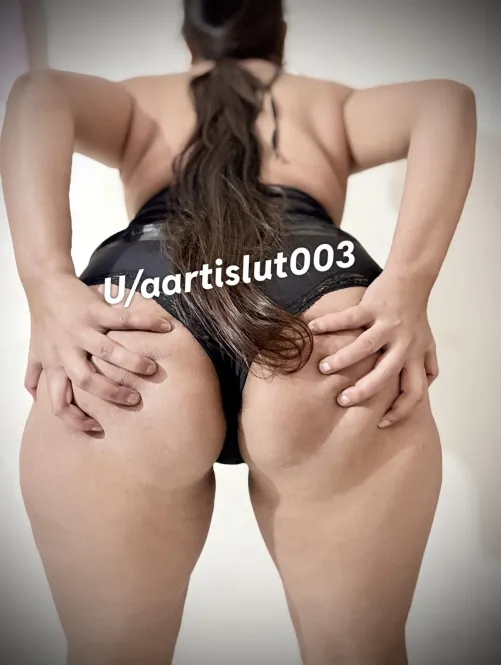 Swipe for my teasing pose… the rest gets even more interesting on cam ✨