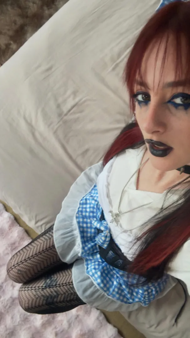 19F4M Wine talking rn who can host hit insta instead: lunarumes