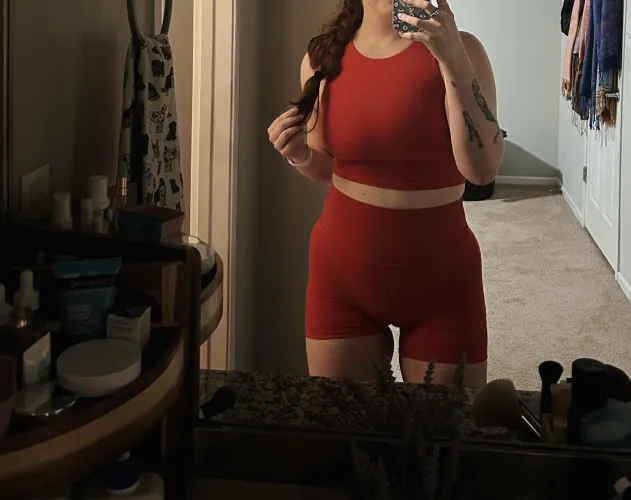 A little red gym outfit tease for you losers