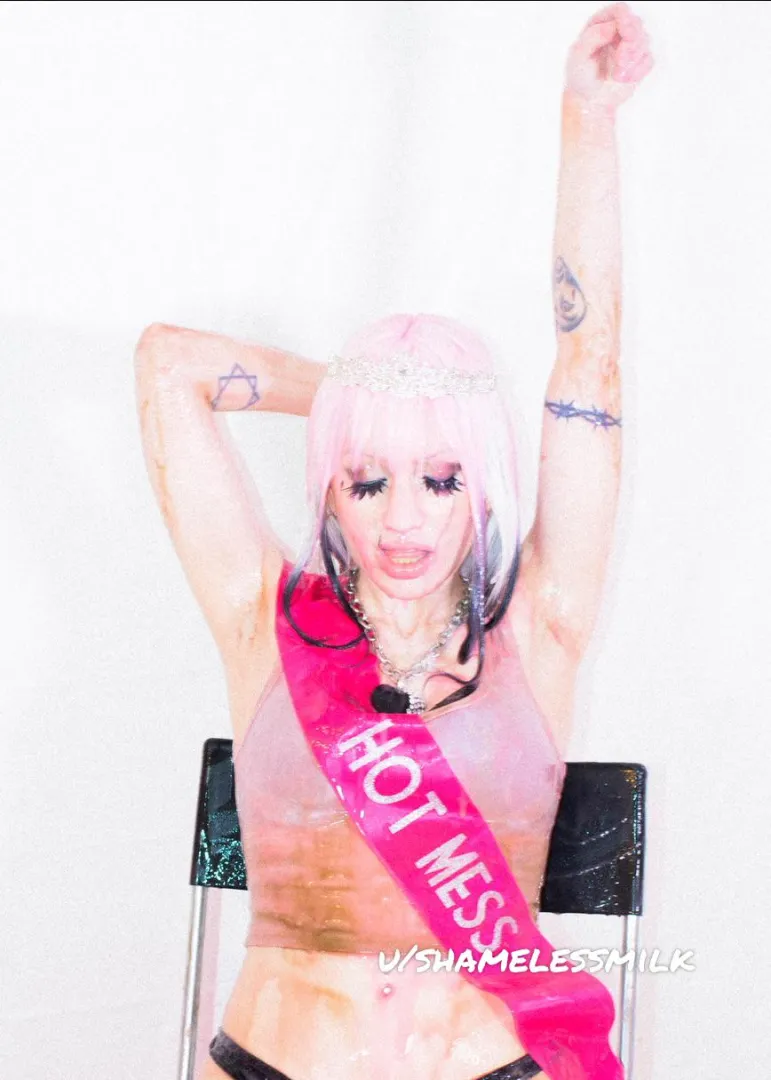 After a quick browse I think this sub deserves to see some messy girls in dirty tank tops for once