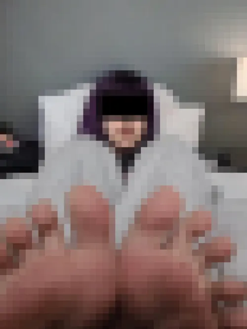 Count the pixels on my feet loser.