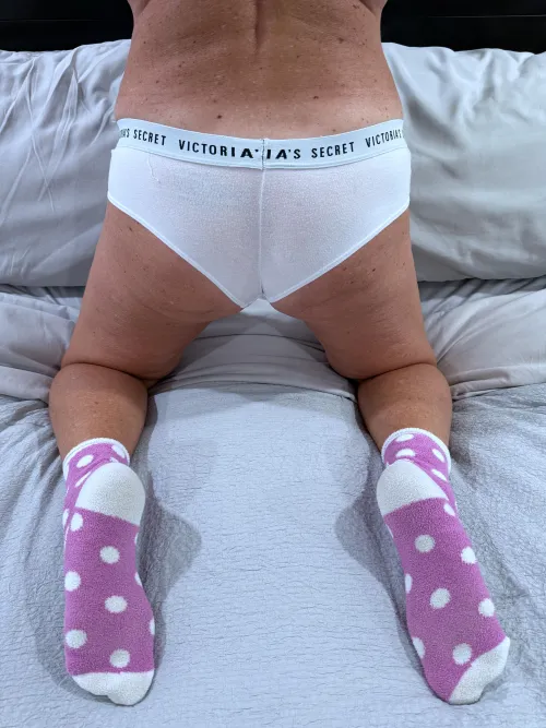 I am still around, just been busy. Christmas customs are available, here is a recent sample of a custom request ❤️