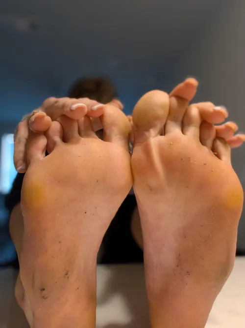 i dont even wipe my feet for you. message me to lick them clean.