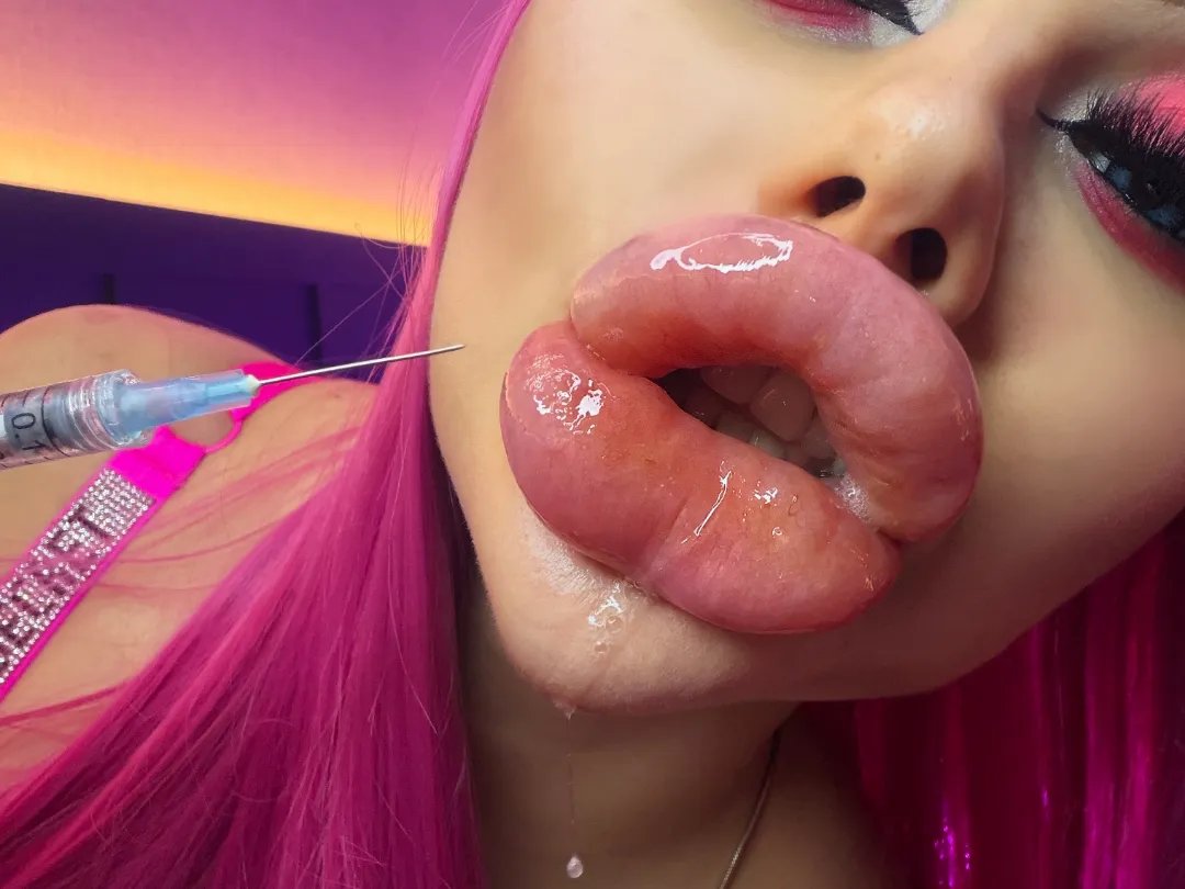 My lips are so empty omg i need more