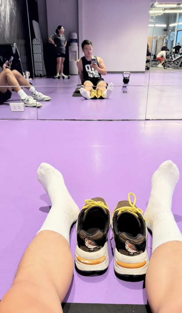 People keep looking… you think they caught the scent? (40, Manila)