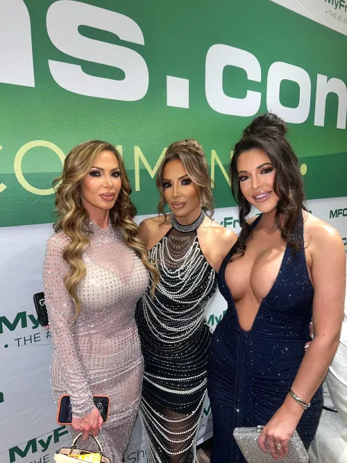 Richelle, Nikki Benz and Elizabeth Skylar at tonight’s AVN Awards