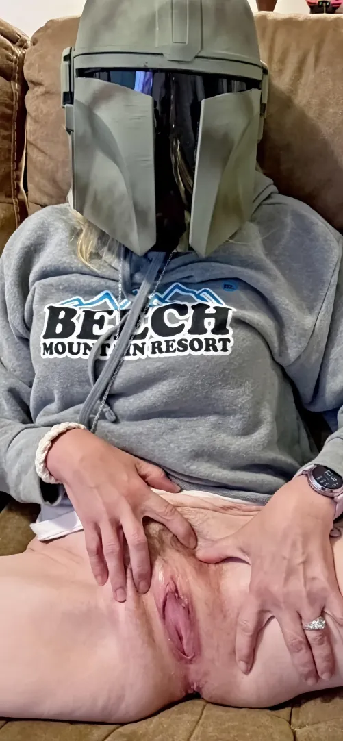 This pulsing Mandalorian slit begs to be wrecked—grind slow, then brutal. Make me gush, shatter, beg louder… your crown soaked in my surrender. 47F