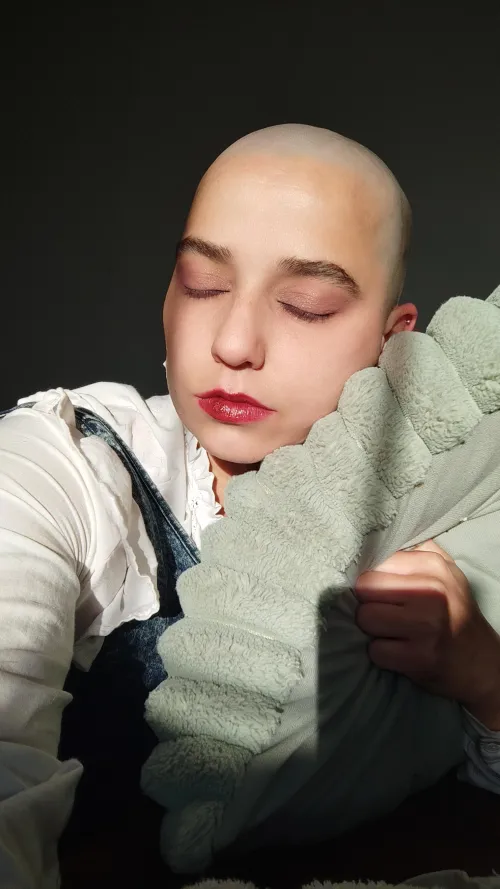Your favorite shaved goddess!!