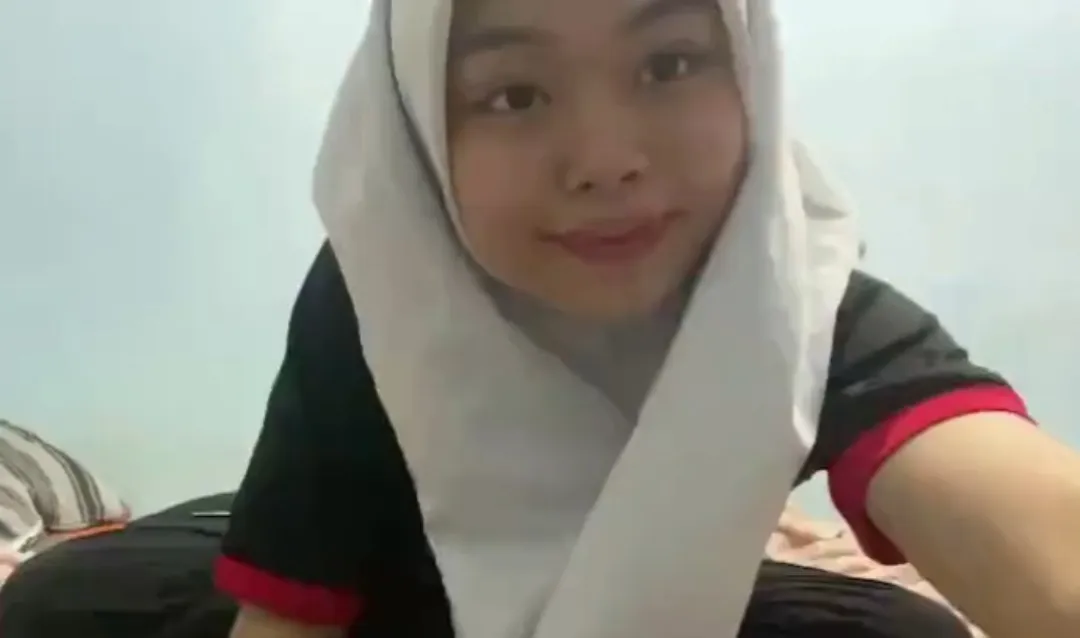 A Very Cute Indonesian girl masturbates in her room ⭐️⭐️⭐️⭐️ This is a requested review from a follower. She is very cute and she also has a hijab on. She lifts her shirt to show her boobs and grabs on them for a bit than she strips out h