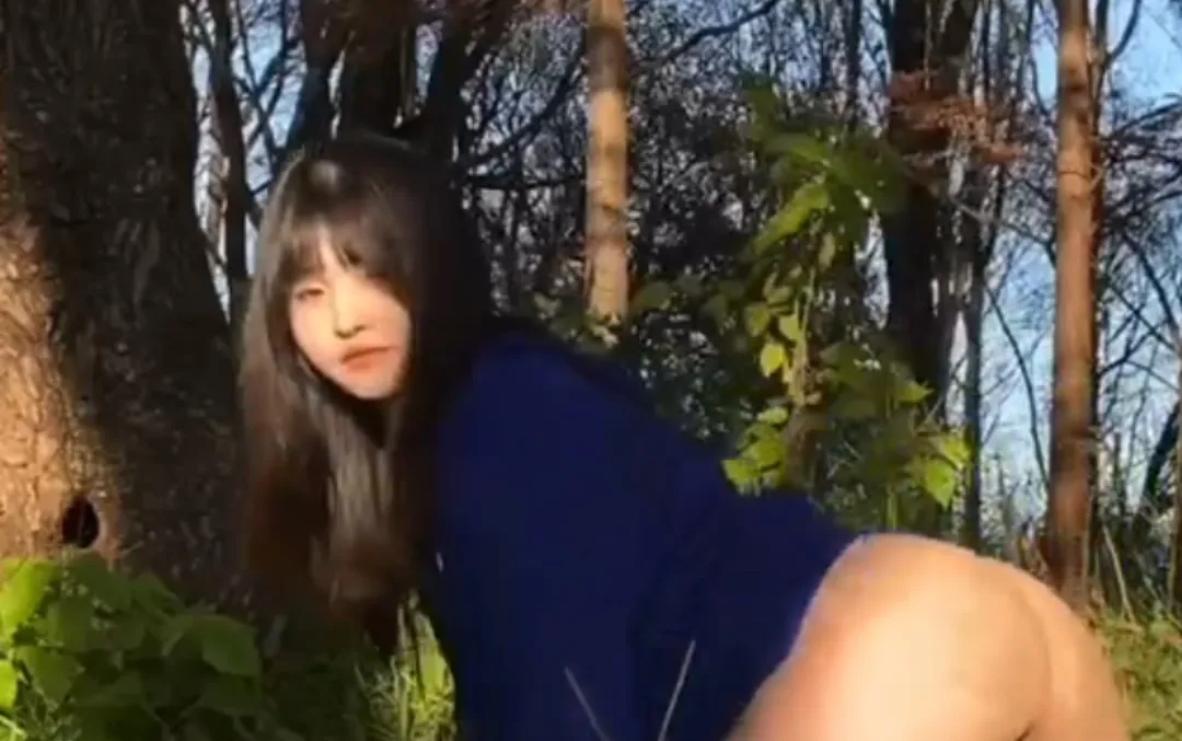 ASMRYIQIN Outdoor Yoga ⭐️⭐️⭐️⭐️⭐️ First review of the new year. Watching her do yoga is just always amazing. Its a mixture between her looking great, the settings she does yoga in, and the background music that just makes it relaxing.