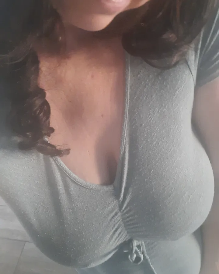 Busty Milf with Big natural tits for paid sexting tn! 