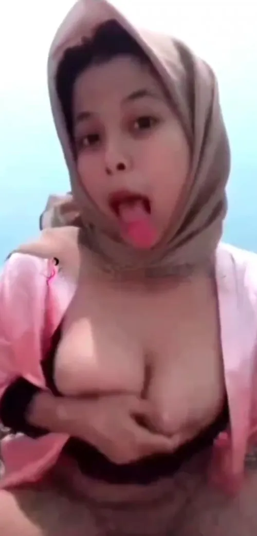 Indonesian girl masturbates with her fingers ⭐️⭐️⭐️⭐️ This is a Requested Review from a follower. Its two good masturbation vids Not much to talk about she just strips out of her clothes and masturbates using her fingers in both vids.