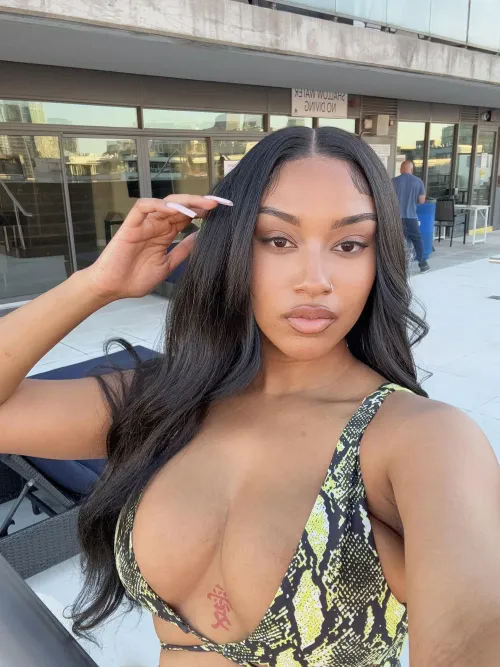 Join me by the pool ! 