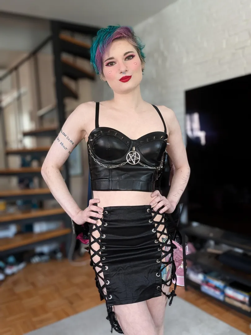 Moving is hard and expensive work... while I catch up on filming customs, you should snag a Dropbox of mine while I'm feeling generous. Masturbation videos, feet videos, smoking videos, BG videos, and more   [Selling]