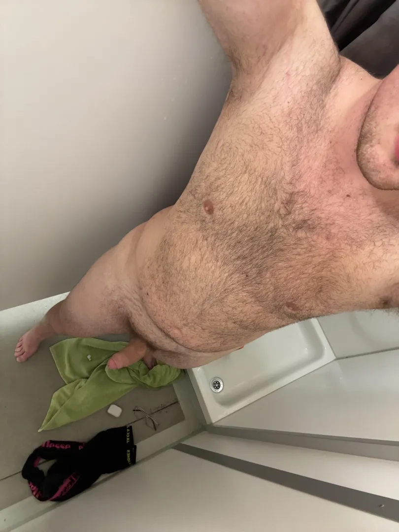 Sadly there were no common showers at this retreat but I still made the most out of it and jerked off in the stall