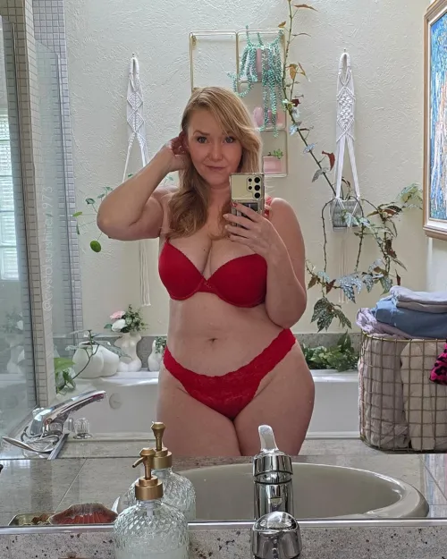 Subtle, but sexy juicy Mommy [F52]