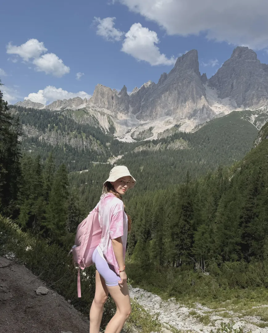 the perfect outfit for hiking in the mountains