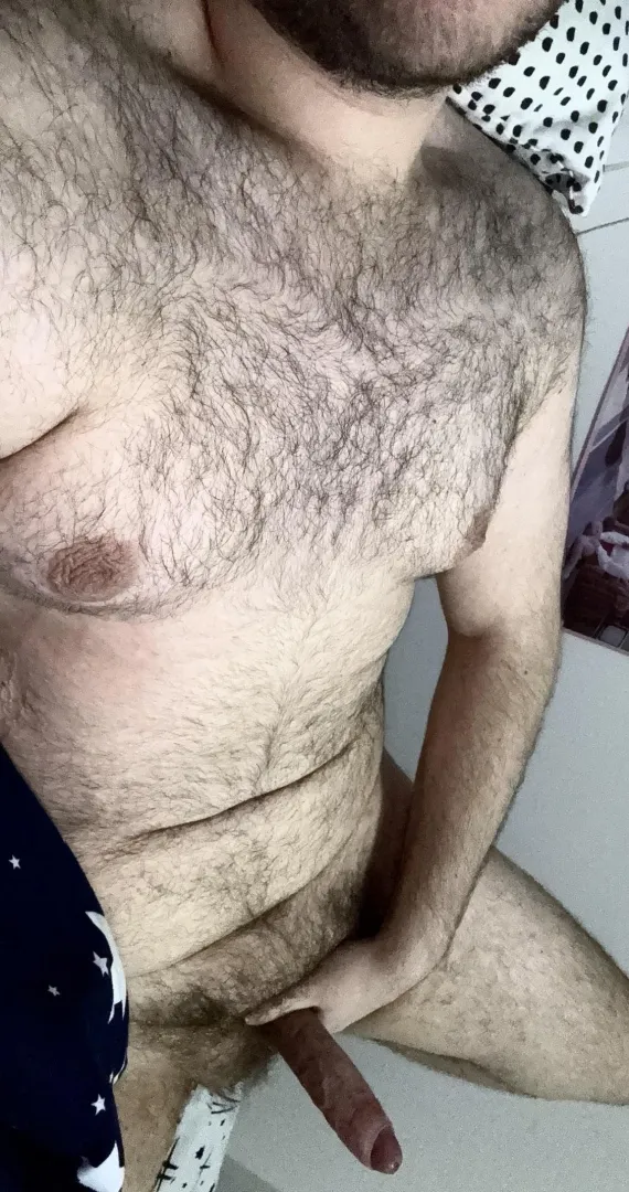 who wants a young 19yo big tall burly hairy 6’4” 250lbs bear covered in fur with a meaty rod? dms open