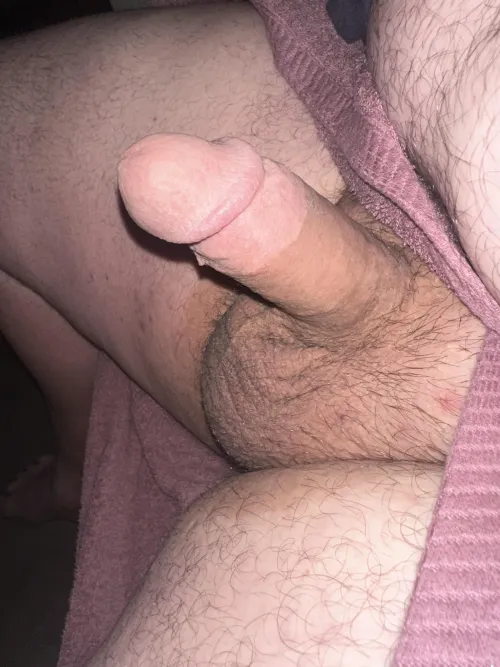 38m Milford fresh out of the shower want my balls pulled on as you swallow my cock