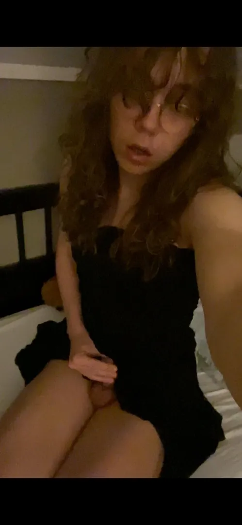 Trying my hardest not to cum >~<