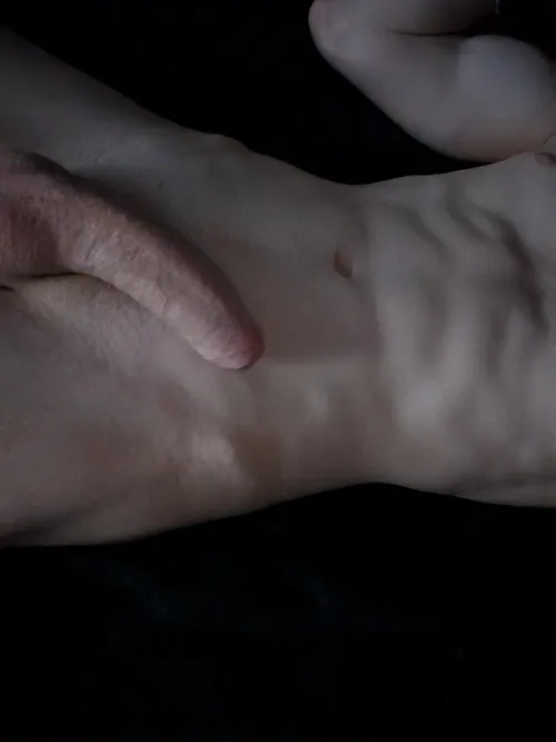 Upvote for 5 nudes in your DMs ;)