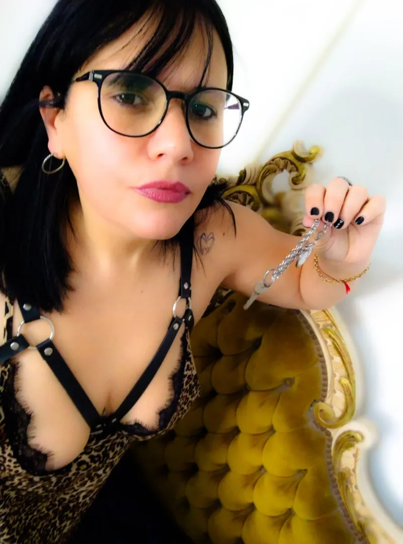 Would you date someone who would love to keep you caged?