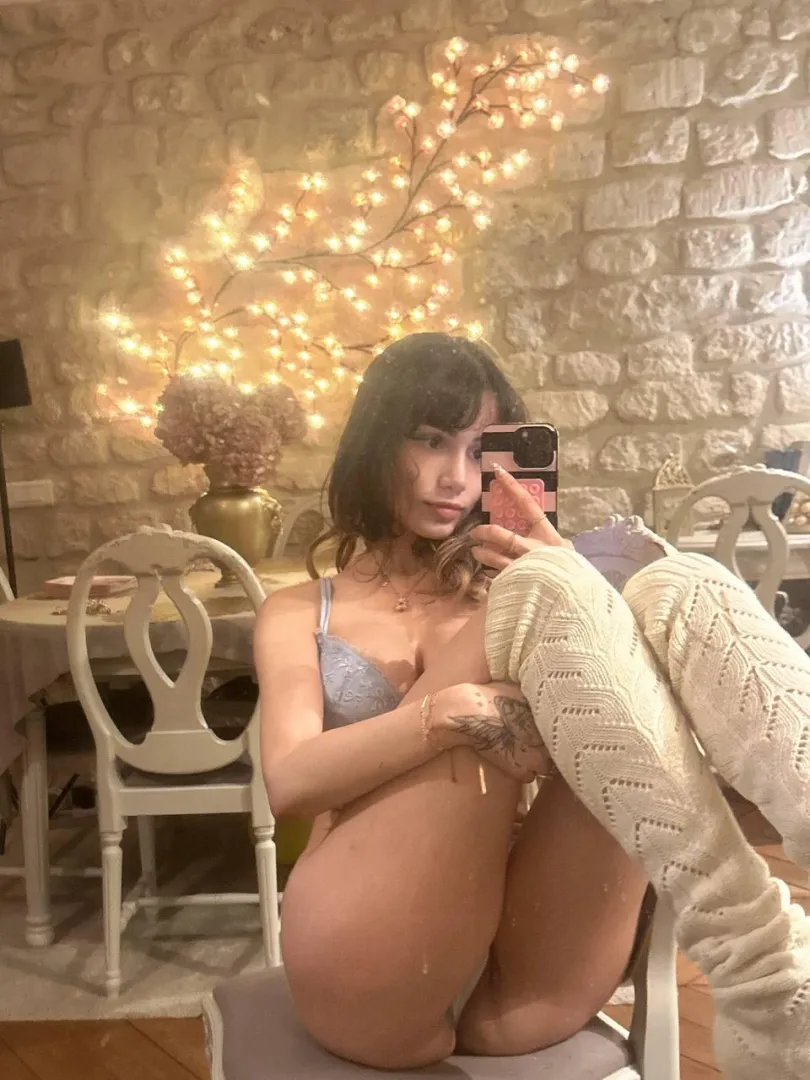 Say yes if you'll fuck my tits and i'll send u my nudes (first 111 only)