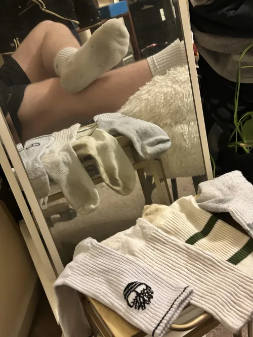 (24) Just a straight dude jock who likes to work out in his white socks without shoes. What would you do if you saw me in the locker room?