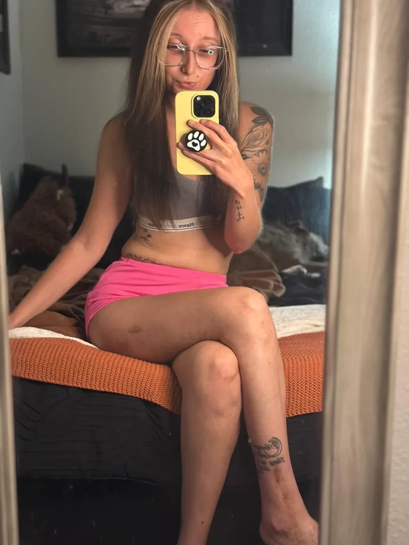 drop a  and I'll send u nudes (first 69 guys only) just be patient