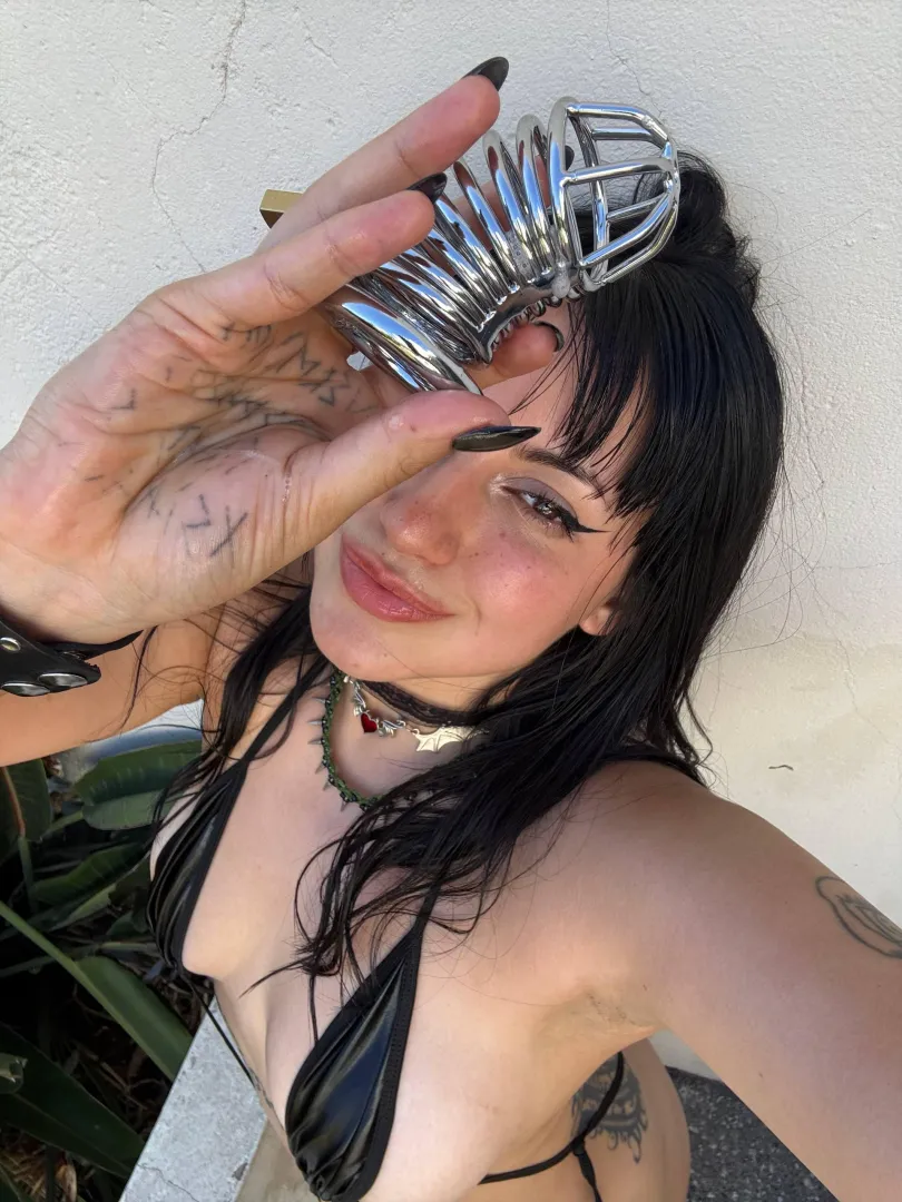 I want my new toy in my hands (your cock caged)