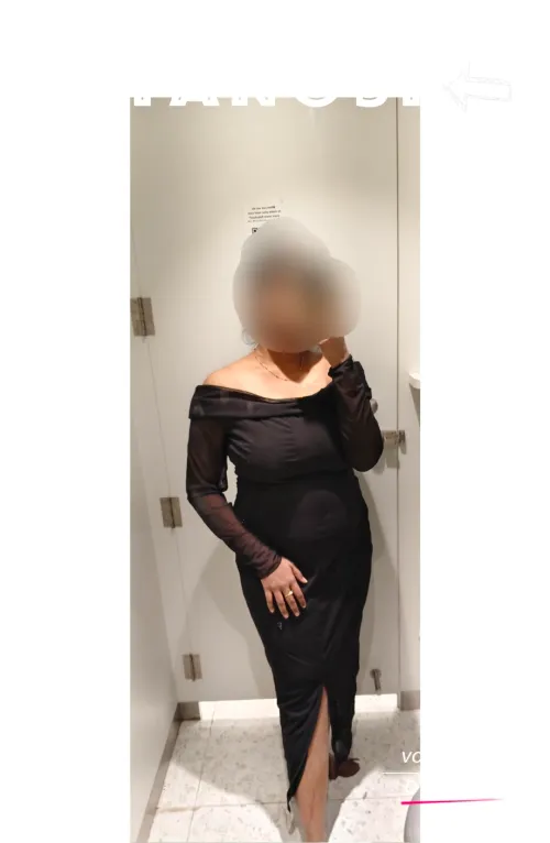 Is it the black or the curves?(f)