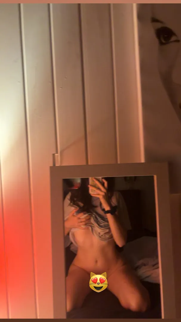 Sending nudes to everyone who upvotes and comments 