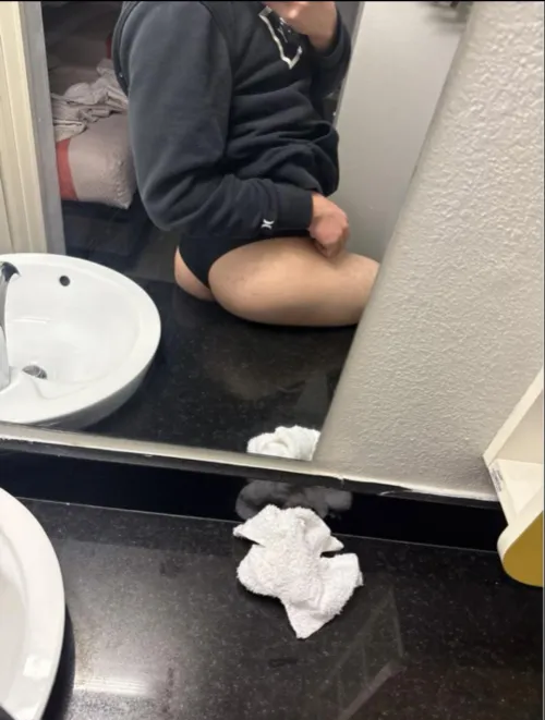 (21) I got a room in Elk Grove hmu I need to get fucked