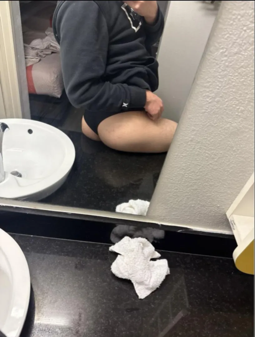 (21) I got a room in Elk Grove hmu I need to get fucked