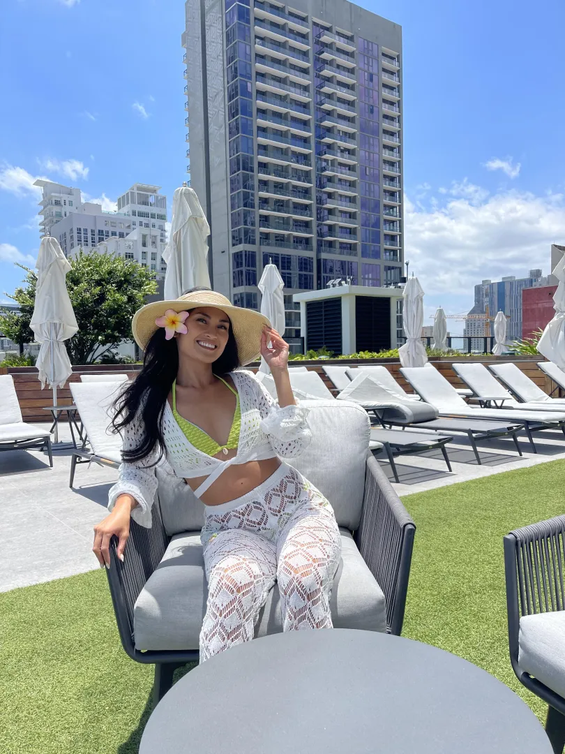 Gentle glow, clear focus 