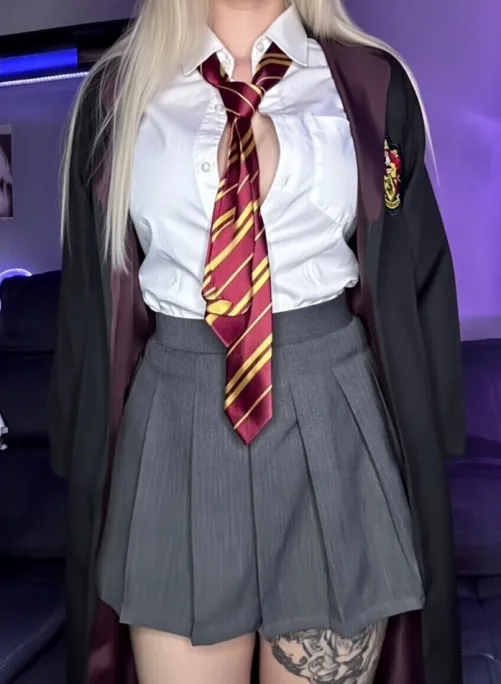 Just your favorite Gryffindor student [Harry Potter] (by: mirzelle_ )