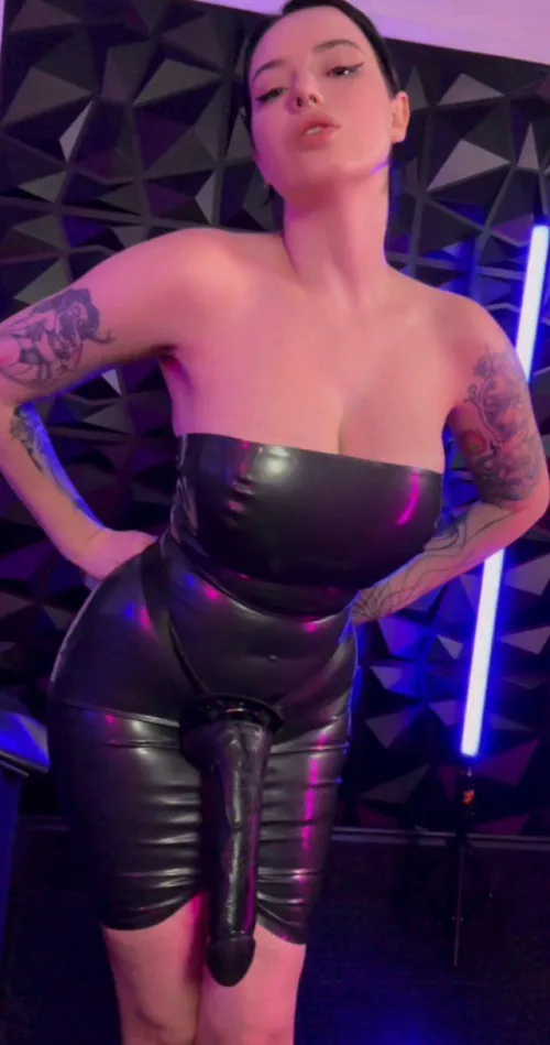 Latex dress with extra love 