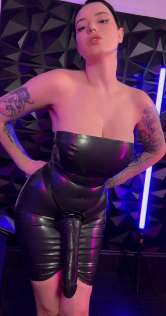 Latex dress with extra love 